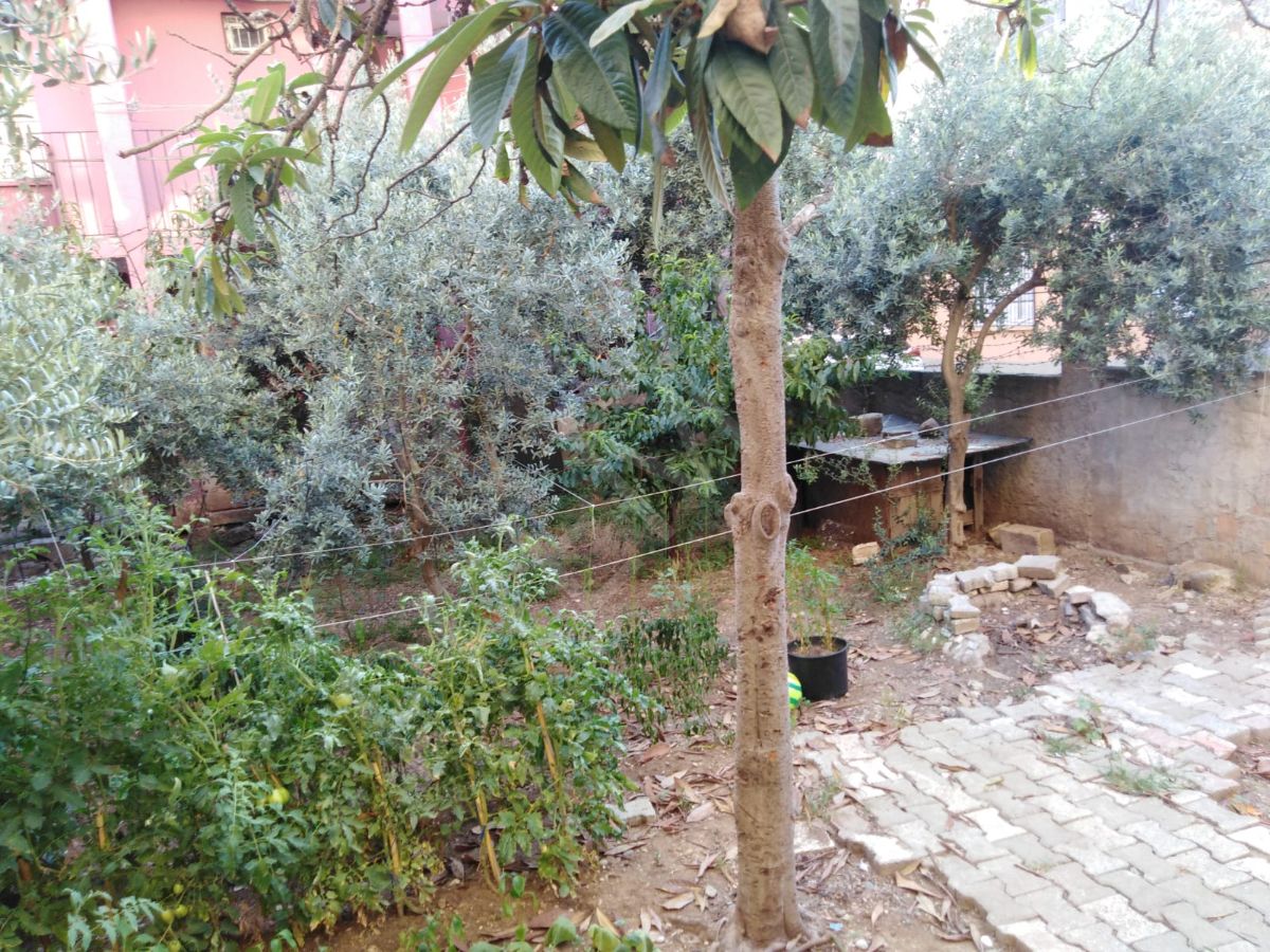 Adana Demetevler'de 3 Katlı Geniş Bahçeli Satılık Müstakil Ev