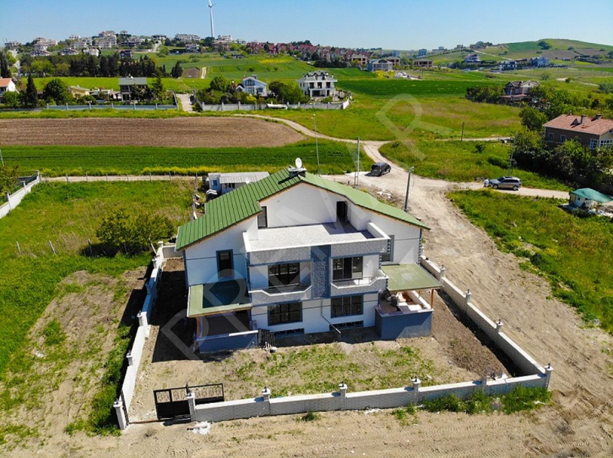 Büyükçekmece Kumburgaz'da 6+1 Deniz Manzaralı Satılık Villa