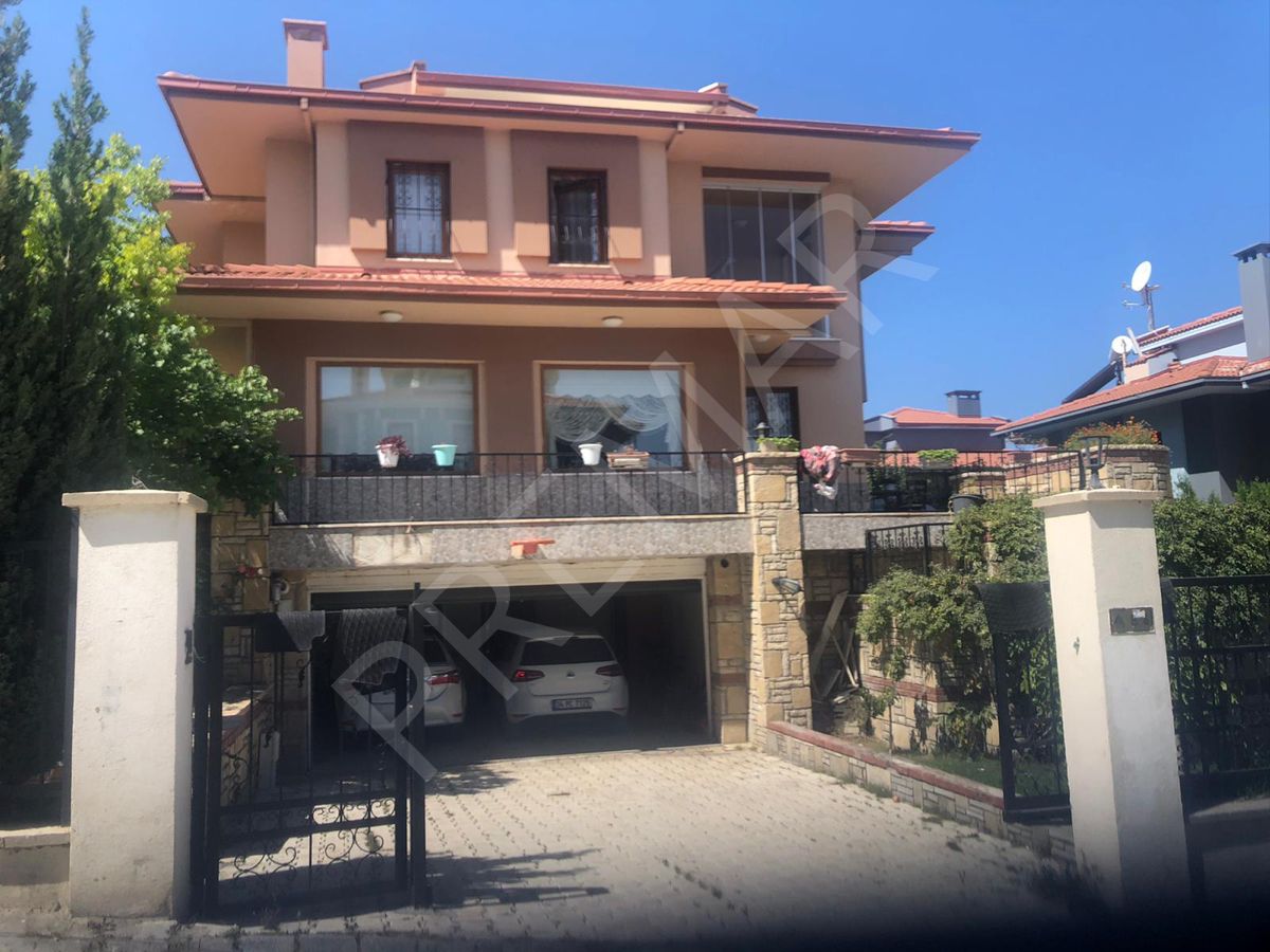 Edremit Tepe Konakları’nda Satılık Lüx Triplex Villa