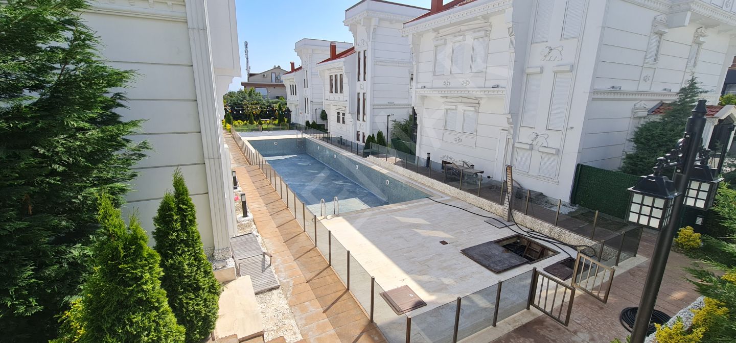 Büyükçekmece Güzelce'de Satılık 5+1 460 M2 Özel Tasarım Villa