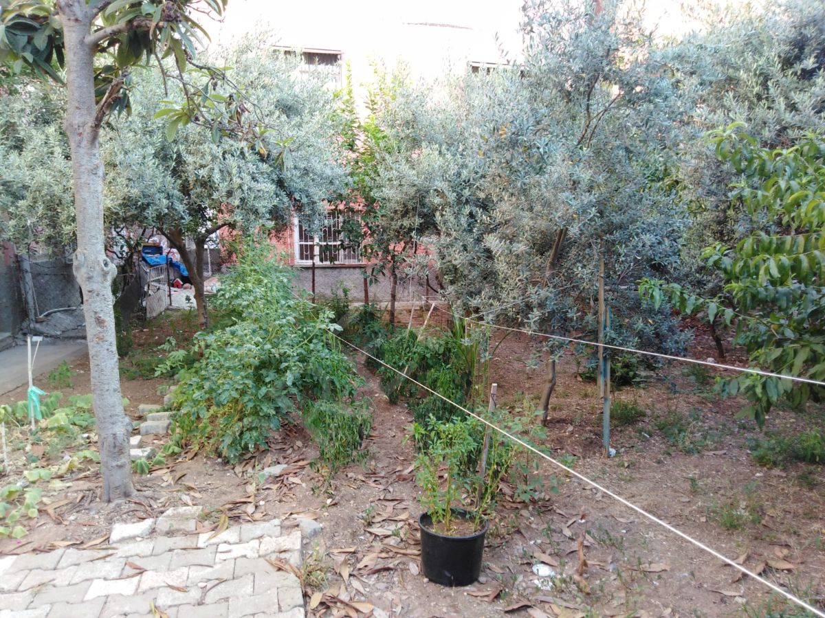Adana Demetevler'de 3 Katlı Geniş Bahçeli Satılık Müstakil Ev